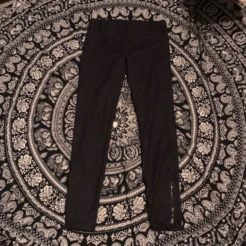 (Sold on merc) bcbg thick leggings !